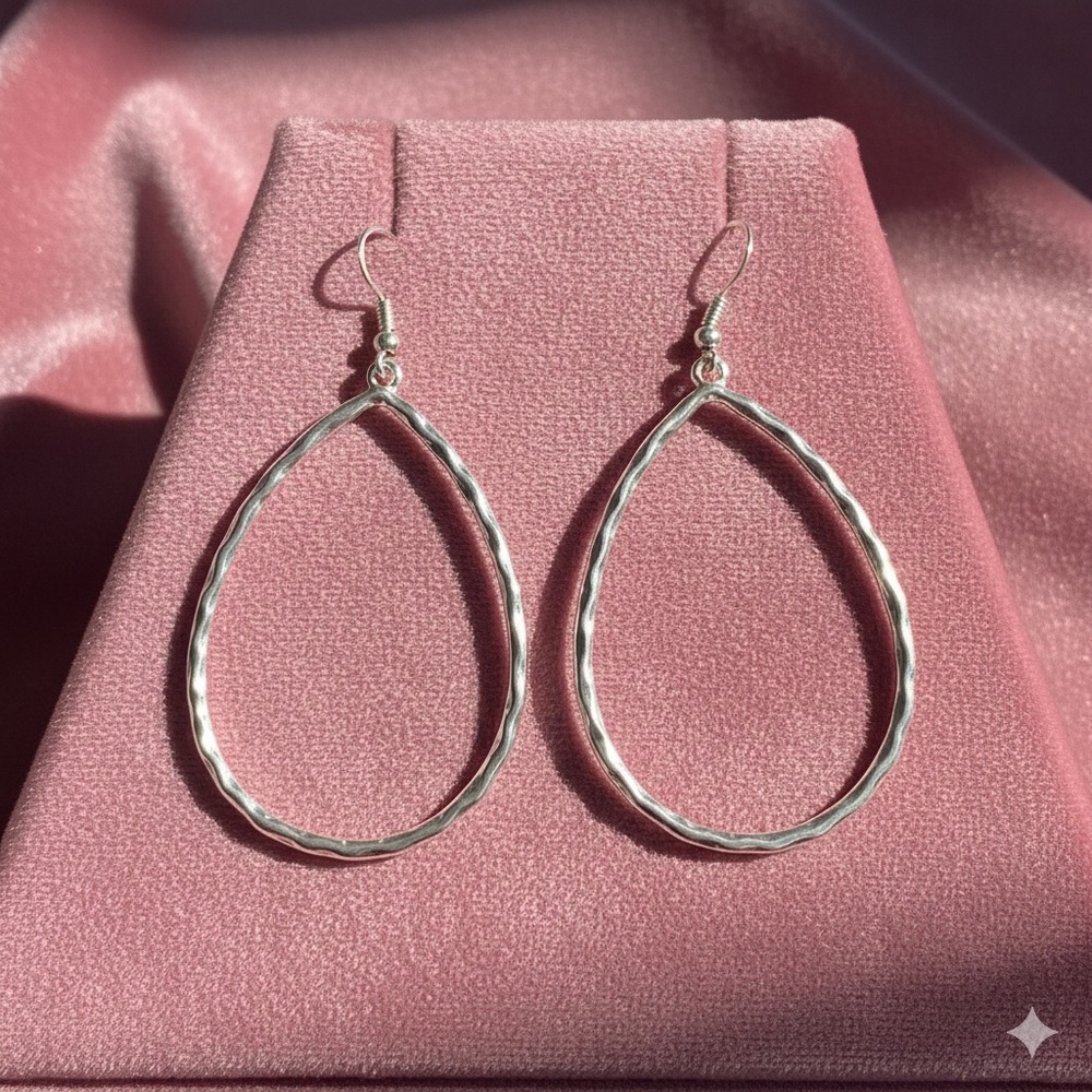 Silver Teardrop Earrings 🤍